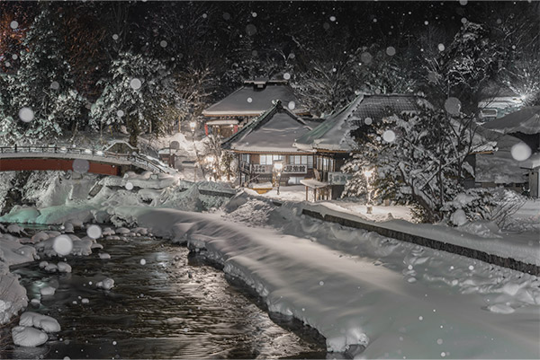佳作　　yusuke_sakurai_さんの作品　「雪降る湯西川温泉」